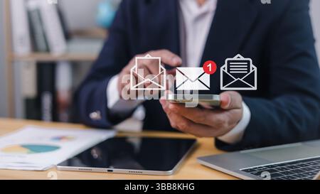 Nouveau concept de notification par e-mail pour la communication par e-mail d'entreprise et le marketing numérique, boîte de réception recevant une alerte de message électronique, homme d'affaires toucher sur Banque D'Images