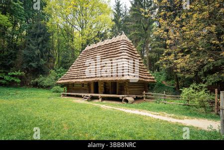 Vieille maison en bois dans les bois. Maison traditionnelle ukrainienne du 18ème siècle à Klymentiy Sheptytsky Musée de l'architecture populaire et de la vie rurale. Banque D'Images