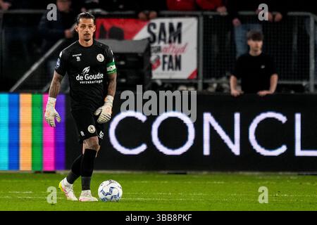 Utrecht, pays-Bas. 14 mai 2025. UTRECHT, PAYS-BAS - 14 MAI : le gardien du Sparta Rotterdam Nick Olij dribble avec le ballon lors du match Eredivisie entre le FC Utrecht et le Sparta Rotterdam au Stadion Galgenwaard le 14 mai 2025 à Utrecht, pays-Bas. (Photo de René Nijhuis/MB Media) crédit : MB Media solutions/Alamy Live News Banque D'Images