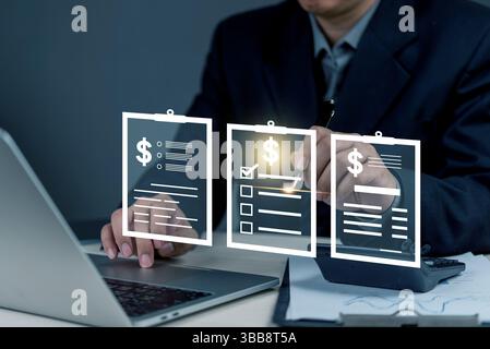Homme d'affaires travaillant sur la planification financière et la budgétisation avec des documents de facture numériques. Concept de la finance, de la comptabilité, de la gestion de l'argent, et en ligne t Banque D'Images