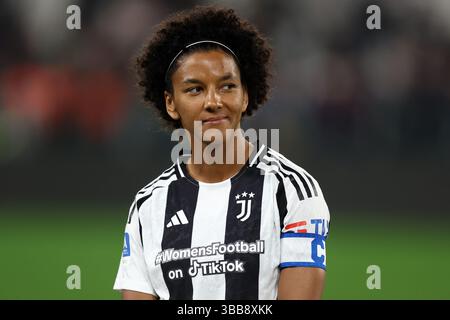 Sara Gama de la Juventus FC regarde pendant le match de Serie A féminin entre la Juventus FC et le FC Internazionale au stade Allianz le 10 mai 2025 à Turin, Italie . Banque D'Images