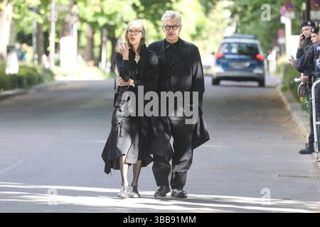 Beerdigung von Margot Friedländer Wim Wenders und Donata Wenders BEI der Ankunft zur Beerdigung von Margot Friedländer in Berlin Deutschland *** funérailles de Margot Friedländer Wim Wenders et Donata Wenders arrivée aux funérailles de Margot Friedländer in Berlin Berlin Allemagne Copyright : xMatthiasxGränzdörferx Banque D'Images
