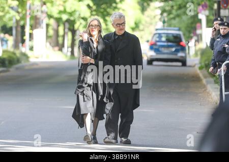 Beerdigung von Margot Friedländer Wim Wenders und Donata Wenders BEI der Ankunft zur Beerdigung von Margot Friedländer in Berlin Deutschland *** funérailles de Margot Friedländer Wim Wenders et Donata Wenders arrivée aux funérailles de Margot Friedländer in Berlin Berlin Allemagne Copyright : xMatthiasxGränzdörferx Banque D'Images