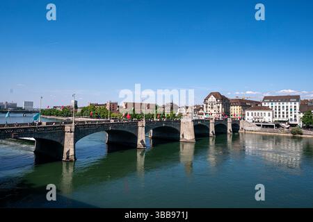 Bâle, Suisse, 14 mai 2025 vue panoramique du Rhin (Rhin) traversant la ville de Bâle avec le Mittlere Brucke à Bâle, Suisse (P Banque D'Images