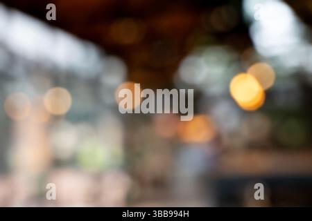 Un café flou avec fond bokeh scène intérieure floue avec un éclairage chaud créant une atmosphère chaleureuse, effet bokeh doux avec lumière circulaire Banque D'Images