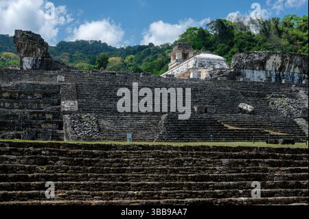 Vue nord de l'entrée principale vers le palais maya à Palenque, Chiapas, Mexique Banque D'Images