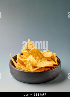 bol de tortilla bande nachos chips isolé sur fond gris Banque D'Images