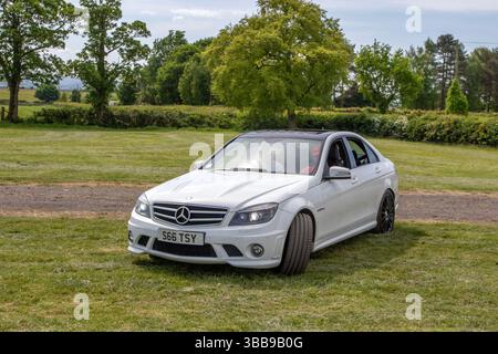 2010 Blanc Mercedes C63 AMG Auto 7G-Tronic Auto Saloon car essence 6208 cc ; 2025 Wheels Up North, événement de culture automobile, classique modifié, voiture de sport et événement de supercar, Longridge, Angleterre, Royaume-Uni Banque D'Images