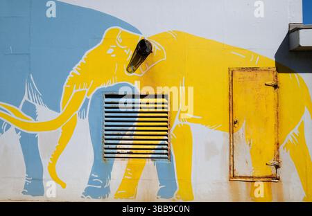 éléphant mammouth jaune peint sur le mur du bâtiment, sheringham, nord du norfolk, angleterre Banque D'Images