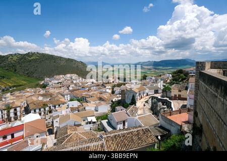 Vue depuis le château médiéval de Cañete la Real, l'un des 'pueblos blancos' (villes blanches) du sud de l'Espagne Banque D'Images