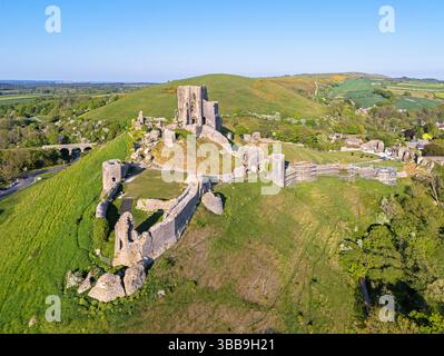 Château de Corfe, Dorset. Royaume-Uni. 05.09.2025. Une belle image aérienne printanière des ruines du château de Corfe. 9 mai 2025 Banque D'Images