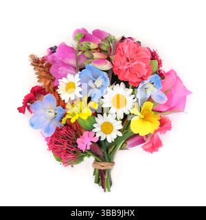 Fleur d'été posy avec des fleurs sauvages de prairie sur fond blanc. Nature florale beau bouquet cadeau coloré. Banque D'Images