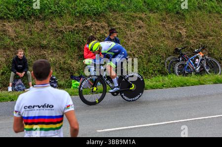 Louverne, France - 30 juin 2021 : le cycliste néerlandais Boy van Poppel, de l'équipe Intermarché - Wanty - Gobert matériaux roule sous la pluie pendant l'étape Banque D'Images