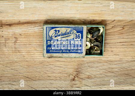 Épingles à dessin vintage Burdall dans une boîte originale de Sheffield, Angleterre. Un exemple nostalgique du design classique de papeterie britannique. Banque D'Images