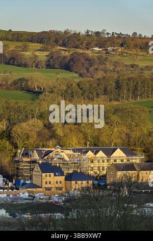Construire des maisons dans la vallée rurale pittoresque (nouvellement construit, perte de terrain vert et champs) - Burley-in-Wharfedale, West Yorkshire Angleterre Royaume-Uni Banque D'Images