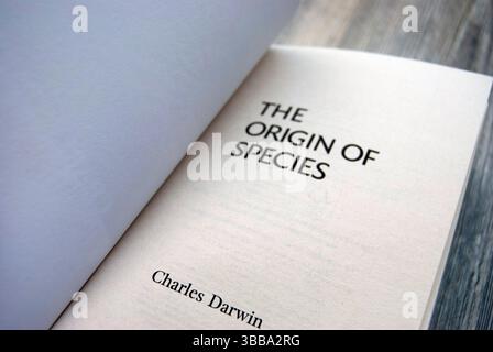 Livre de Charles Darwin 'L'origine des espèces' sur une surface en bois. Kiev, Ukraine - 12 -13 -2024. Banque D'Images