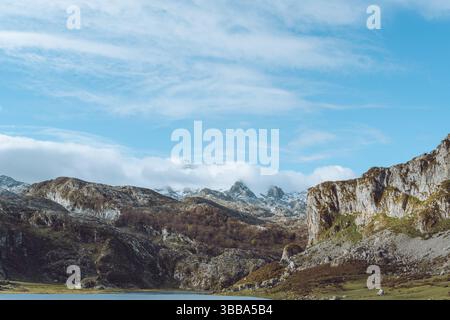Lacs de Covadonga - paysage de montagne enneigé - Picos da Europa, Espagne Banque D'Images