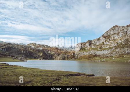 Lacs de Covadonga - paysage de montagne enneigé - Picos da Europa, Espagne Banque D'Images