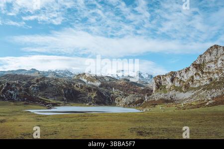 Lacs de Covadonga - paysage de montagne enneigé - Picos da Europa, Espagne Banque D'Images
