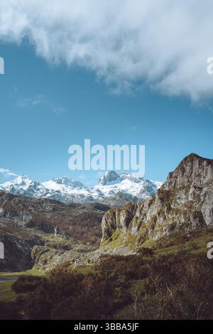 Lacs de Covadonga - paysage de montagne enneigé - Picos da Europa, Espagne Banque D'Images