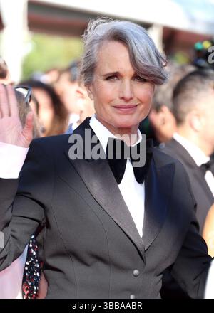 Andie McDowellassiste au tapis rouge « Mission impossible - The final Reckoning » au 78e Festival de Cannes au Palais des Festivals le 14 mai 2025 à Cannes, France. Photo : DGP/imageSPACE /MediaPunch Banque D'Images