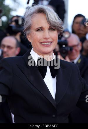 Andie McDowellassiste au tapis rouge « Mission impossible - The final Reckoning » au 78e Festival de Cannes au Palais des Festivals le 14 mai 2025 à Cannes, France. Photo : DGP/imageSPACE /MediaPunch Banque D'Images