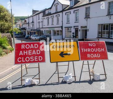 Route devant fermée, déviation, pas de signalisation routière, problèmes de circulation, travaux routiers, route bloquée, Banque D'Images