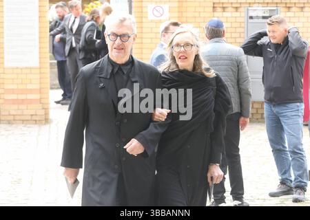 Beerdigung von Margot Friedländer Wim Wenders mit Ehefrau Donata nach der Beerdigung von Margot Friedländer à Berlin *** funérailles de Margot Friedländer Wim Wenders avec sa femme Donata après les funérailles de Margot Friedländer à Berlin Copyright : xMatthiasxGränzdörferx Banque D'Images