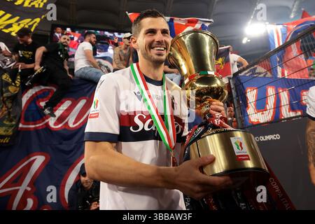 Rome, Italie. 14 mai 2025. Remo Freuler du Bologna FC célèbre avec le trophée après la victoire 1-0 dans la finale AC Milan vs Bologna Coppa Italia au Stadio Olimpico, Rome. Le crédit photo devrait se lire : Jonathan Moscrop/Sportimage crédit : Sportimage Ltd/Alamy Live News Banque D'Images