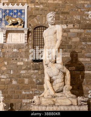FLORENCE, ITALIE - 17 MARS 2025 : la statue d'Hercule et Caco devant le Palazzo Vecchio sur la Piazza della Signoria par Baccio Bandinelli (1534). Banque D'Images