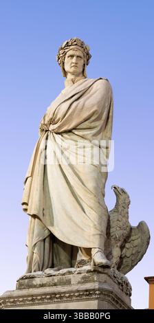 Florence - la statue de Dante Alighieri sur la Piazza Santa Croce au crépuscule par Enrico Pazzi de l'année 1865. Banque D'Images