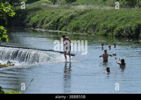 Bath, Royaume-Uni. 15 mai 2025. Journée ensoleillée pour la baignade sauvage au populaire Warleigh Weir près de Bath. Crédit : JMF News/Alamy Live News Banque D'Images
