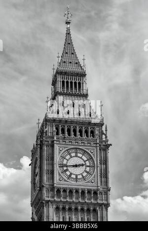 Emblématique Big Ben Clock and Tower à Londres, Angleterre, Royaume-Uni, en noir et blanc, monochrome. Banque D'Images