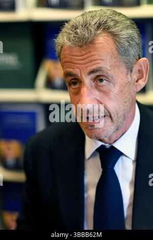 L'ancien président français Nicolas Sarkozy signe son livre Promes dans une librairie Lamartine à Neuilly-sur-Seine, France, le 21 septembre 2021. Banque D'Images