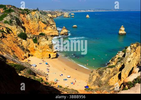 Europa,le sud-ouest de l'Europe,la côte portugaise de l'Algarve,une plage ensoleillée située entre les falaises de grès de Ponta da Piedade près de Lagos, Portugal Banque D'Images