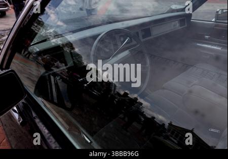 Minsk, Biélorussie, 15 mai 2025 - tableau de bord et volant de l'automobile rétro américaine Mercury Marquis Banque D'Images