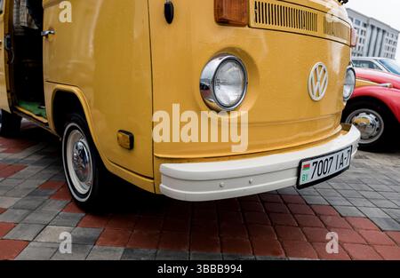 Minsk, Biélorussie, 15 mai 2025 - fourgonnette rétro Volkswagen garée dans la rue. Vintage VW Banque D'Images