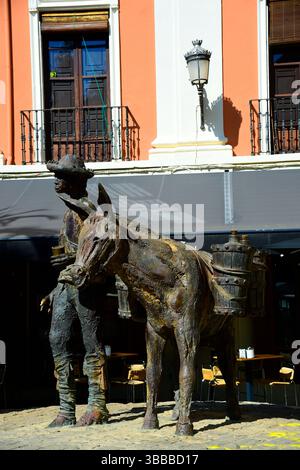 Tradition homme et Burro Donkey statue sur la Plaza de la Romanilla à Grenade, Andalousie, Espagne. Banque D'Images