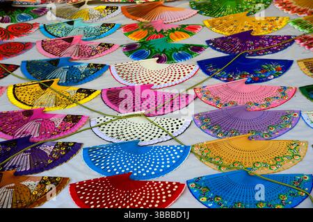 Vue d'une exposition de fans espagnols colorés à Cordoue, Andalousie, Espagne. Banque D'Images
