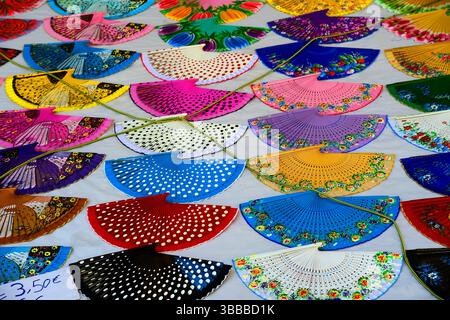 Vue d'une exposition de fans espagnols colorés à Cordoue, Andalousie, Espagne. Banque D'Images
