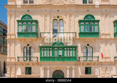 Palazzo Ferreria Valletta, vue sur les balcons verts distinctifs fermés du Palazzo Ferreria situé dans le centre historique de la Valette, Malte. Banque D'Images