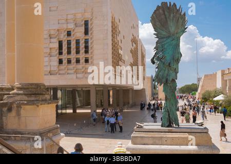 Republic Street Valletta, vue sud le long de Triq ir Repubblika montrant le nouveau bâtiment du Parlement (au centre) et la statue de la déesse des palmiers (à droite), Malte Banque D'Images