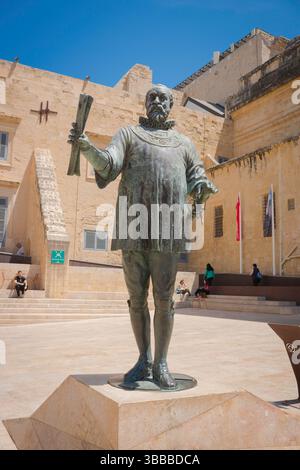 Vue de la statue de Jean de Valette, 49e Grand Maître de l'ordre de Malte d'après qui la ville de la Valette est nommée, Pjazza Jean de Valette, Malte Banque D'Images