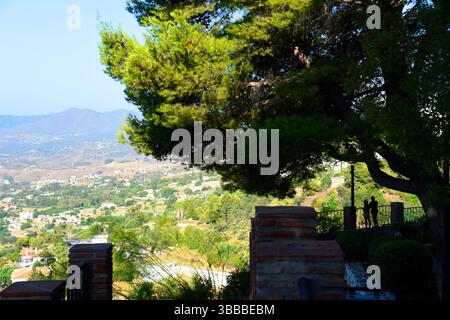 Vue panoramique, village blanc de Mijas, Costa del sol, Andalousie, Espagne. Banque D'Images