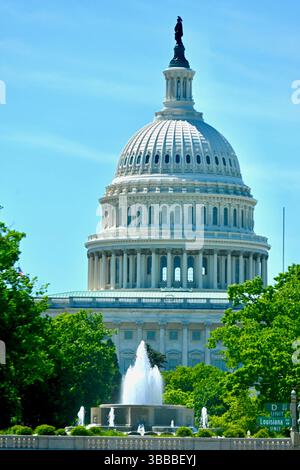 Washington, D.C., États-Unis - 10 mai 2025 : vue du dôme du bâtiment du Capitole des États-Unis et d'une fontaine au premier plan par une journée ensoleillée. Banque D'Images