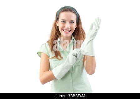 Femme souriante portant des gants en caoutchouc pour le nettoyage de la maison et regardant la caméra. Vue de face, isolé sur fond blanc. Concept d'hygiène, domest Banque D'Images