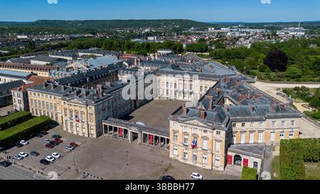 Vue aérienne de la porte principale du Château de Compiègne dans le département français de l'Oise en Picardie, Nord de la France Banque D'Images