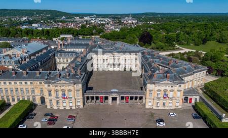 Vue aérienne de la porte principale du Château de Compiègne dans le département français de l'Oise en Picardie, Nord de la France Banque D'Images