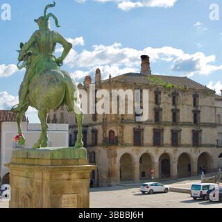 Palacio de la Conquista achevé 1580 et statue en bronze du conquistador espagnol Francisco Pizarro Plaza Mayor Trujillo Caceres Extremadura Espagne Banque D'Images