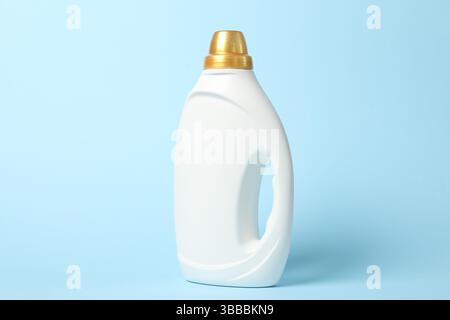 Bouteille d'adoucissant textile sur fond bleu clair Banque D'Images